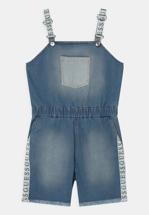 Denim short overalls med justerbare stropper, en brystlomme, elastisk linning og sidelommer med mærketekst "GUESS".
