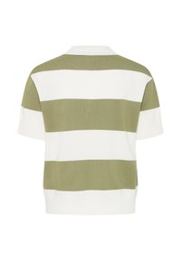 Rövid ujjú kötött polo ing, amely vízszintes olívazöld és fehér csíkokkal díszített, bordázott szegélyekkel és klasszikus gallér kialakítással.