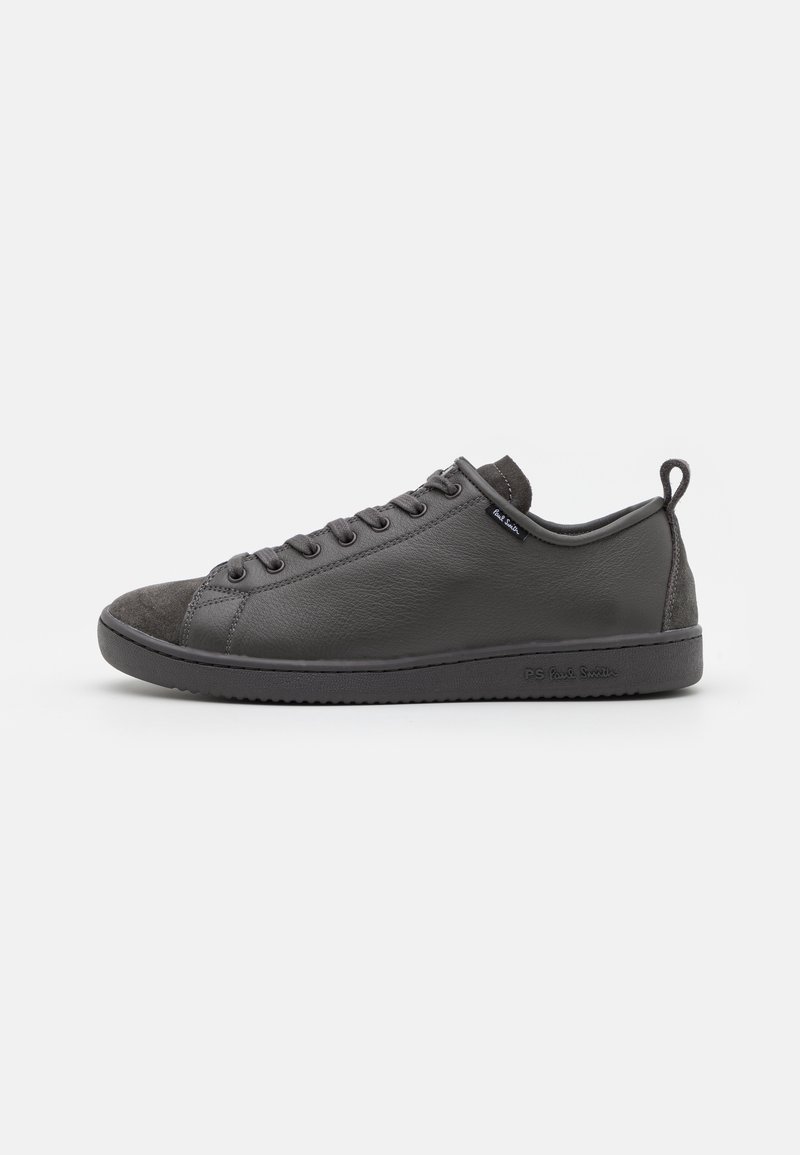 Sneaker grigie in pelle con punta e accentuazione del tallone in camoscio. Presentano sei occhielli e una suola in gomma testurizzata. Design minimalista.