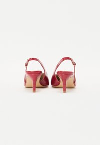 Røde lakk lær slingback hæle med spiss tå, en liten stiletto hæl, og en spenne ankelstropp med krokodillemønster.