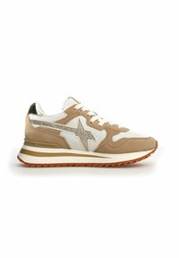 Scarpe da ginnastica beige e bianche realizzate in suede e rete. Presentano dettagli glitterati, una suola testurizzata e una striscia dorata a contrasto.