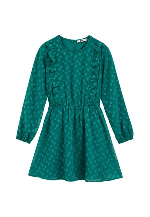 Zelené šaty s dlhými rukávmi, okrúhlym výstrihom, riaseným predným dielom a obtiahnutým pásom. Obsahujú bodkovaný vzor a rozšírenú sukňu.