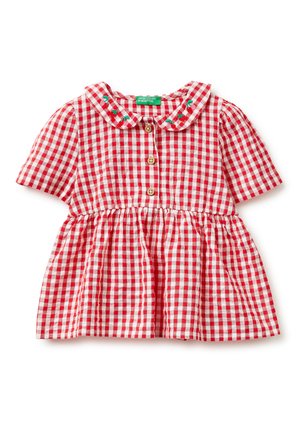 Vestito per bambina a quadri rossi e bianchi con maniche corte, bottoni in legno sul davanti, vita arricciata e colletto ricamato con fiori verdi e rossi.