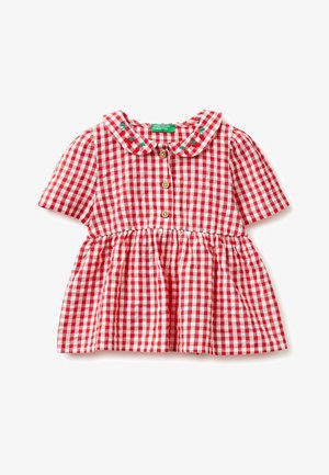Červené a bílé kostkované dětské šaty s krátkými rukávy, dřevěnými knoflíky vpředu, řaseným pasem a límečkem vyšívaným zelenými a červenými květinami.
