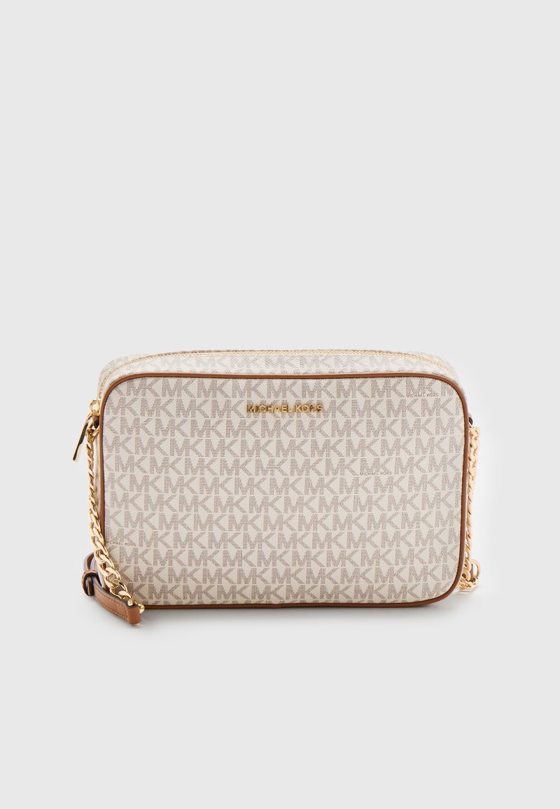 Saco crossbody bege feito de lona com um padrão repetido do logotipo MK, hardware dourado e uma alça de corrente. Possui fecho com zíper e detalhes em couro.