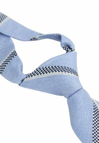 Blå vævet slips med diagonale striber og ternede detaljer i marineblå og hvid. Glat tekstur med en knude i midten.