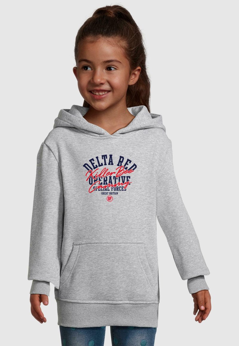 Grauer Kapuzenpullover mit einer Fronttasche, der den Text "DELTA RED" in Blau und Rot zeigt. Weicher Stoff, lange Ärmel, entspannte Passform.
