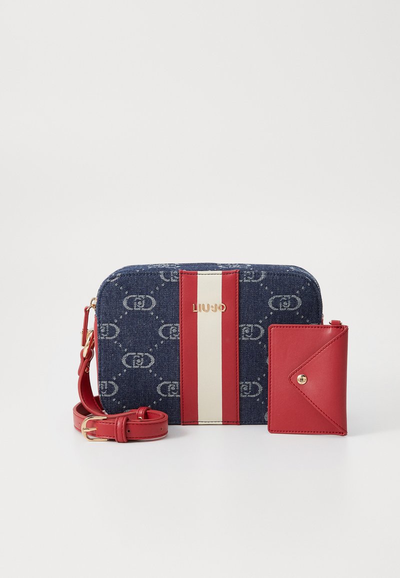Borsa a tracolla in denim blu con striscia rossa e bianca, logo dorato, tracolla rimovibile e portacarte rosso abbinato con chiusura a scatto.