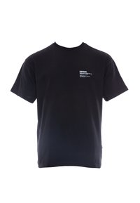 Camiseta de algodón negra con mangas cortas, escote redondo y texto impreso en blanco en el lado izquierdo del pecho. Textura suave, ajuste clásico.