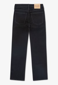 Jeans de mezclilla negra con corte recto, que cuentan con una cintura alta, dos bolsillos traseros y un parche de cuero con marca en la cintura.
