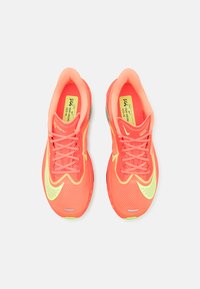 Helle neonorange Laufschuhe aus Mesh-Material, mit kontrastierenden gelben Akzenten und einem strukturierten Muster im oberen Bereich. Standard-Schnürsystem.