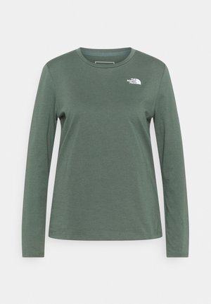 Camiseta verde de manga larga con cuello redondo y pequeño logo blanco de The North Face en la parte superior izquierda del pecho.