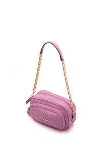 Roze leren handtas met dubbele ritscompartimenten, gecertificeerd met een reispatroon, voorzien van een gouden kettingriem en logo-detail.