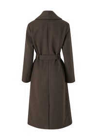 Cappotto marrone in misto lana con vita cintata, ampio colletto, maniche lunghe e spacco posteriore per facilitare i movimenti. Texture liscia.