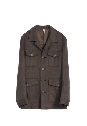 Chaqueta de ante marrón con cuello en muesca, grandes bolsillos con solapa, cierre delantero con botones y forro interior liso.