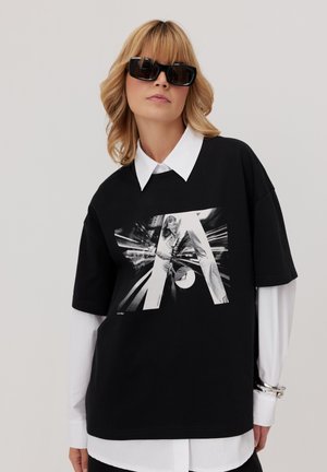 - T-shirt z nadrukiem