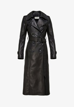 Lange zwarte leren tweeknoops trenchcoat met brede revers, ceintuur in de taille, geruite manchetten en schouderepauletten.