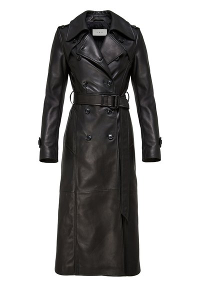 Trench-coat long noir en cuir à double boutonnage avec larges revers, taille ceinturée, poignets boutonnés et épaulettes.