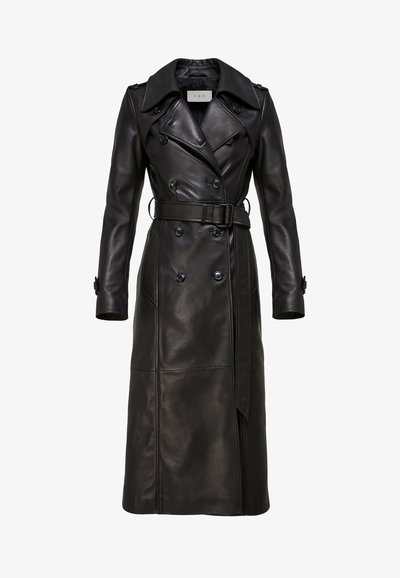 Trench-coat long noir en cuir à double boutonnage avec larges revers, taille ceinturée, poignets boutonnés et épaulettes.