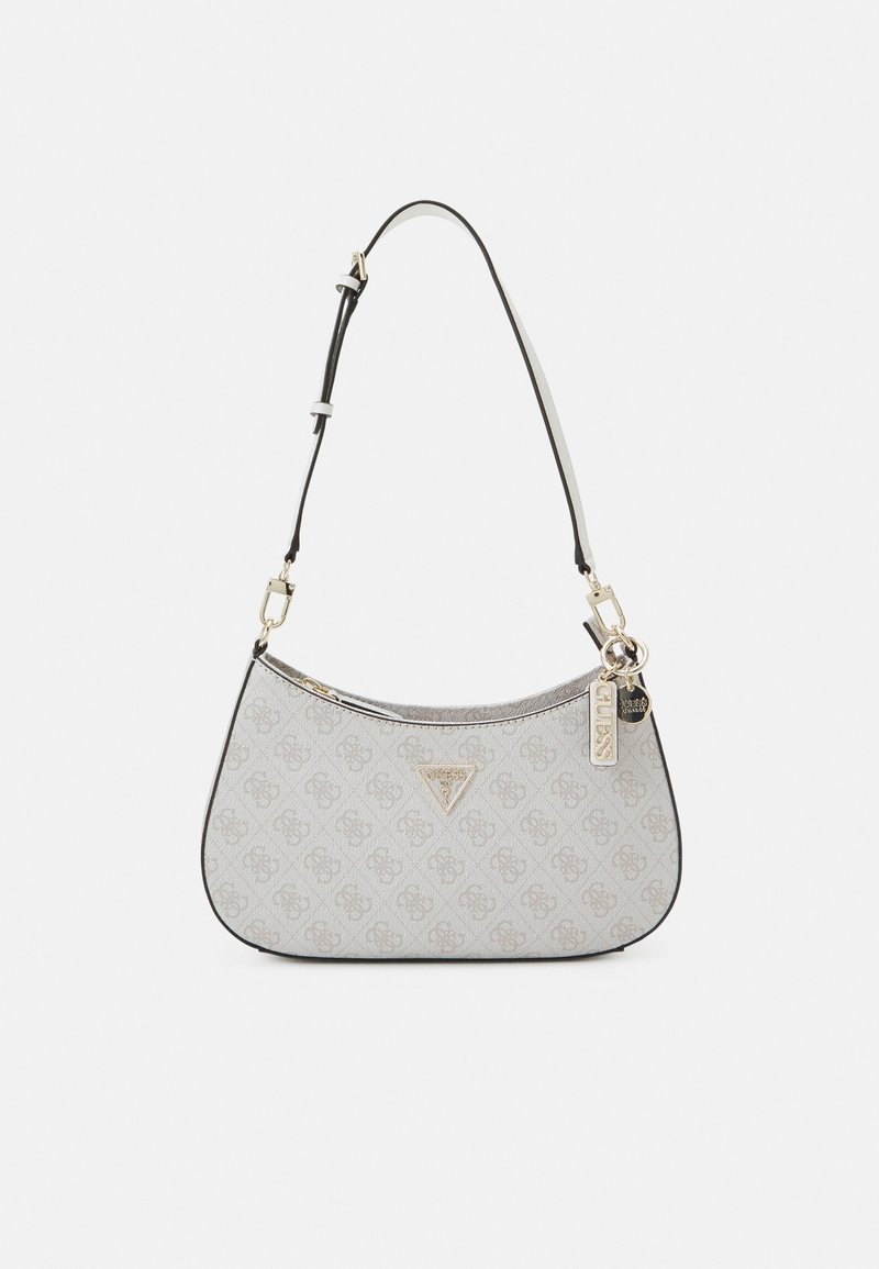 Petit sac à main gris clair avec motif répétitif, bandoulière noire réglable, fermeture éclair dorée et étiquettes métalliques de marque décoratives sur le côté.