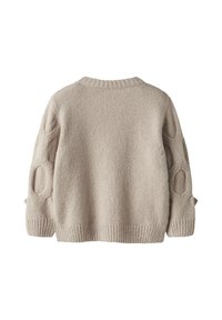 Beige pletený svetr s texturovanými rukávy ve tvaru včelího plástu, žebrovaným lemem a kulatým výstřihem. Měkký, příjemný materiál.