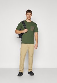 Patagonia DAILY POCKET TEE - Paprasti marškinėliai - torrey pine green