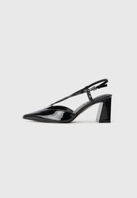 Pantofi cu toc înalt din piele patent neagră, cu vârf ascuțit, curea ajustabilă și toc pătrat chunky.