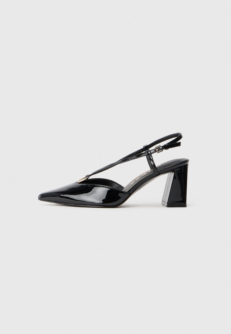 Čierne patent leather sandále na vysokých opätkoch s ostrou špičkou, nastaviteľným popruhom a robustným obdĺžnikovým opätkom.