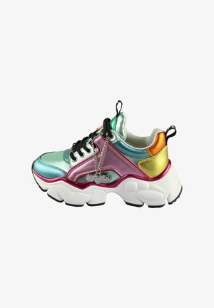 Multikleur sneaker met een glanzende bovenkant, bestaande uit een mix van mintgroen, roze en goud. Stevige witte zool met zwarte accenten en kettingdetail.