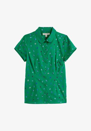 Blusa verde de manga corta con botones, con un estampado de hojas en azul y azul claro, y un cuello redondeado.