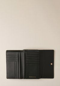 Schwarze Lederbörse mit mehreren Kartenfächern und glatter Oberfläche. Verfügt über ein goldenes Markenlogo und einen Druckknopfverschluss.