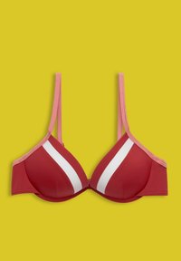 Rød bh med justerbare lyserøde stropper, med hvide diagonale striber. Glat stof med en blød tekstur og formede skåle til støtte.
