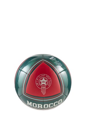 Piłka nożna z zielono-czerwonymi panelami, na której znajduje się logo federacji piłkarskiej Maroka oraz napis "MAROKO" na białym tle.