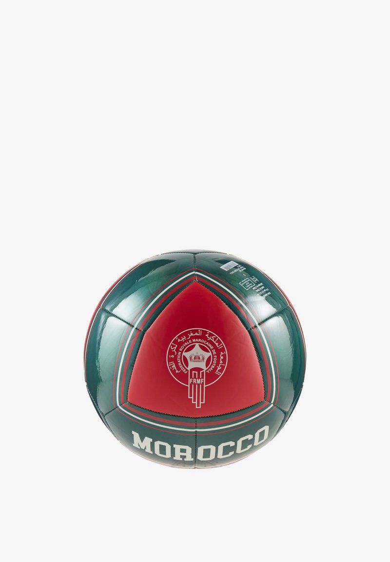 Voetbal met groene en rode panelen, voorzien van het logo van de Marokkaanse voetbalbond en de tekst "MAROKKO" op een witte achtergrond.