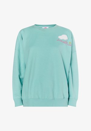 Jasnoniebieski sweter z długimi rękawami, ściągaczami przy nadgarstkach i dekolcie. Ozdobiony haftem przedstawiającym chmurę i słońce z tekstem w kolorze różowym. Miękka tkanina.