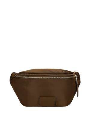 Hnědá taška přes pas z látky se stříbrným zipem a malou obdélníkovou záplatou na přední straně, navržená pro bezpečné nošení osobních věcí.