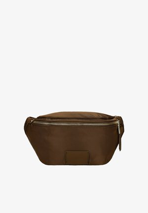 Brązowa materiałowa nerka z srebrnym zamkiem i małą prostokątną naszywką z przodu, zaprojektowana do bezpiecznego przenoszenia osobistych przedmiotów.