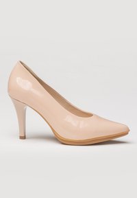 Zapato de tacón alto de charol beige con punta afilada, silueta curvada y tacón delgado. Textura suave y detalles mínimos.