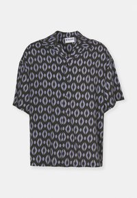 Camisa de manga corta de tela negra con un patrón repetido en forma de ojo morado, que presenta un cuello suave y cinco botones en la parte frontal.