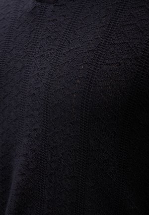 Maglione in maglia blu navy con un motivo a diamante testurizzato, scollatura a girocollo e un tessuto morbido. Il design è senza cuciture, senza cuciture visibili.