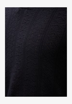 Strickpullover in Marineblau mit einem strukturierten Rautenmuster, rundem Halsausschnitt und weichem Stoff. Das Design ist nahtlos ohne sichtbare Nähte.