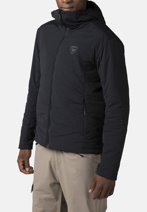 Zwarte geïsoleerde jas met capuchon, voorzien van een ritssluiting aan de voorkant en zijzakken. Textuurstof en logo op de linkerborst.