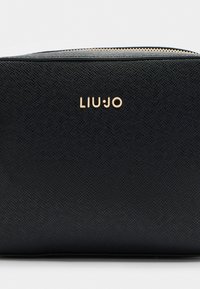 Černá texturovaná taštička s zlatým logem "LIU·JO". Disponuje zipovým uzávěrem a hladkým plochým povrchem s jemným vzorem.