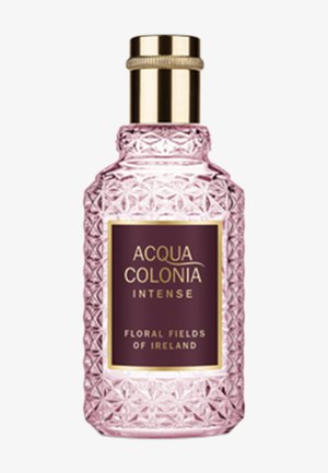Botella de perfume de cristal facetado rosa con tapa dorada etiquetada como "Acqua Colonia Intense Floral Fields of Ireland".