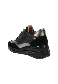 Czarno-srebrny sneaker z grubą podeszwą, sznurówką z przodu i wyściełanym kołnierzem, widok z tyłu po prawej stronie.