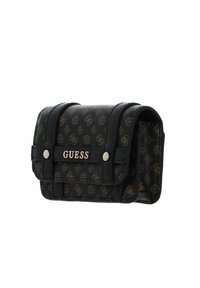 Portefeuille synthétique noir avec motifs de logo en relief, quincaillerie argentée, et design à rabat. Présente une forme compacte et rectangulaire.