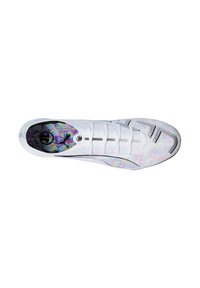 Scarpa atletica bianca con tomaia testurizzata, lacci sottili e suola nera. Presenta una soletta con un motivo iridescente e accenti neri.