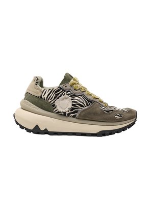 Sneaker casual con stampa zebrata, camoscio verde oliva, suola beige e dettaglio a patch a forma di cuore sul lato.