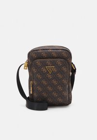 Braune Umhängetasche mit Muster und Reißverschluss, ausgestattet mit einem dreieckigen Logo, verstellbarem Riemen und goldfarbenen Beschlägen.