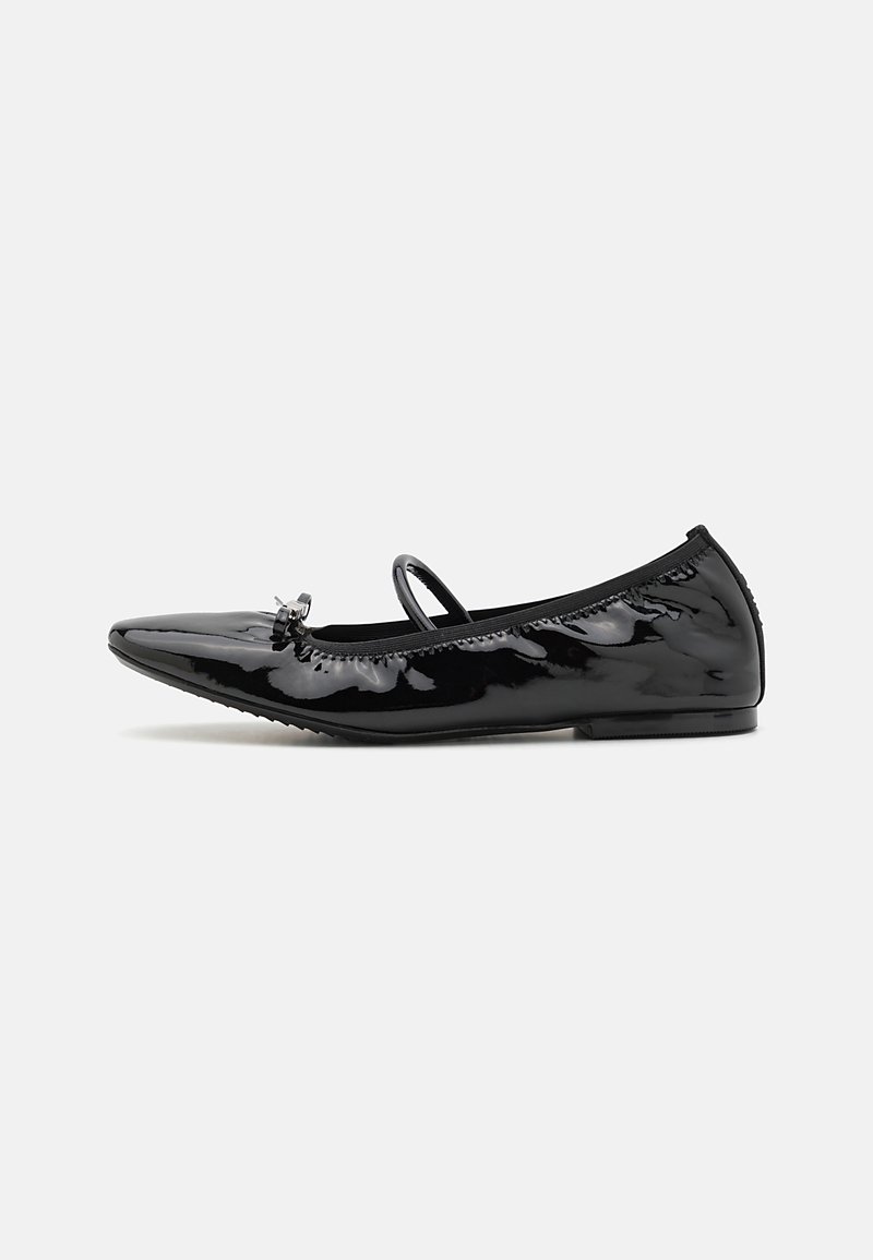 Sapatilha de balé em verniz preto com bico apontado, tira elástica e detalhe decorativo de laço. Acabamento suave com minimalismo em costura.
